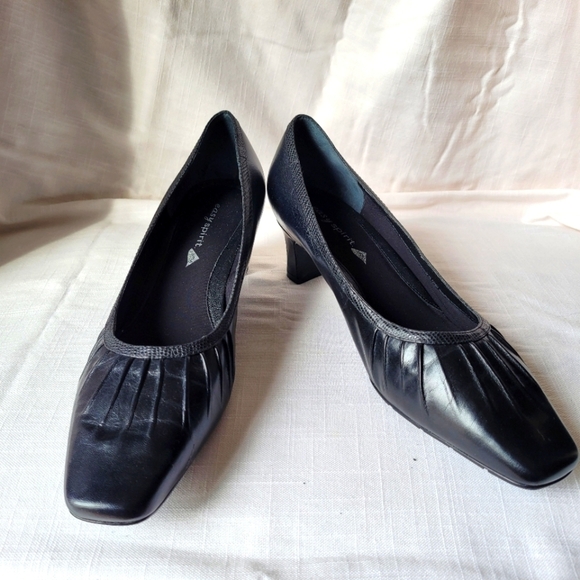 Easy Spirit black leather comfort pumps heels front pleated detail office 8.5W - Picture 1 of 11